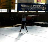 Mathis im Handstand